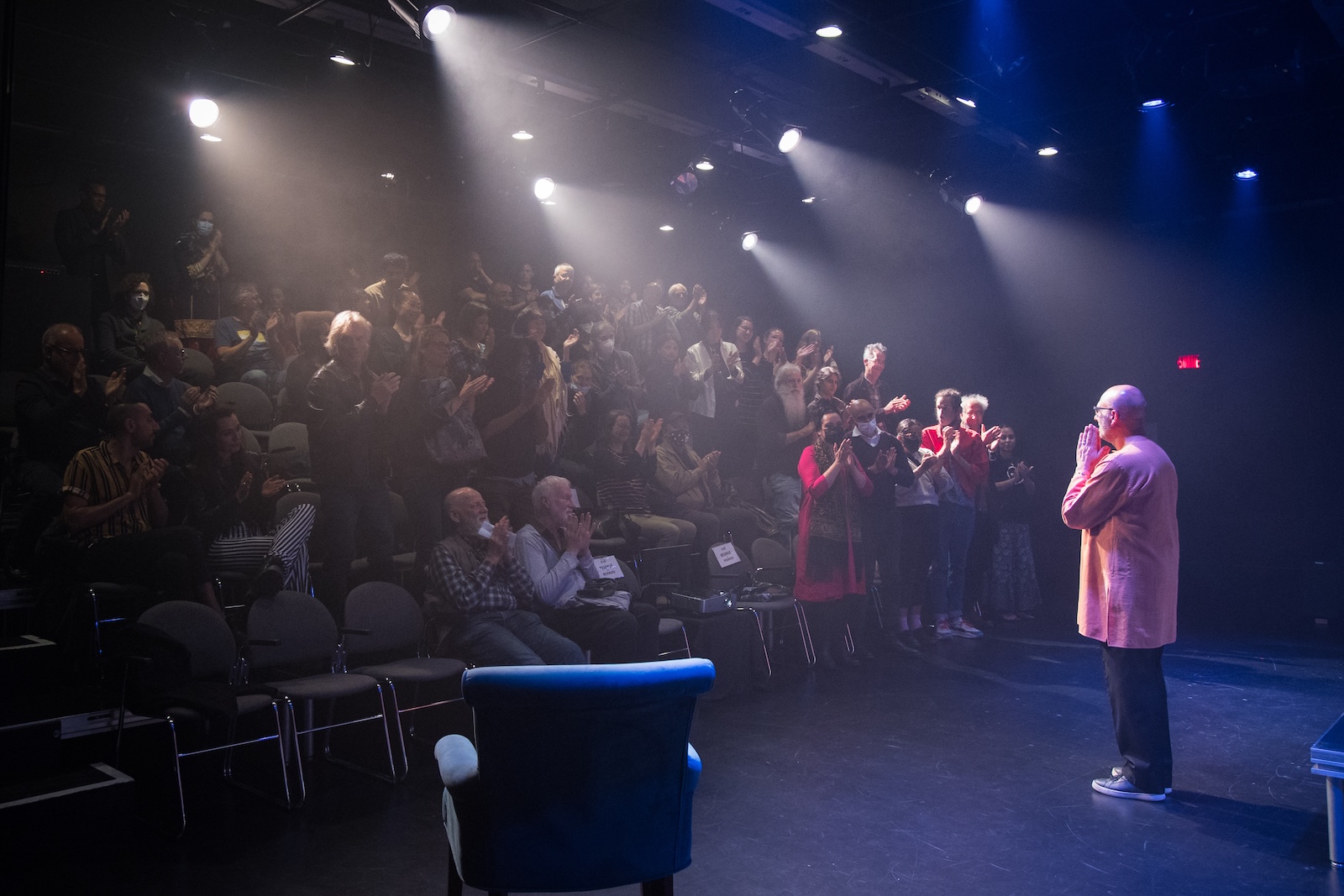 Himmat Singh Shinhat receiving a standing ovation from a full house at the end of Panj at Montréal Arts Interculturels, May 2022 © Laurence Ly